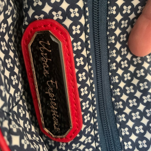 Quilted look. Gold hard wear. 2 straps. Pristine condition! - Picture 6 of 6